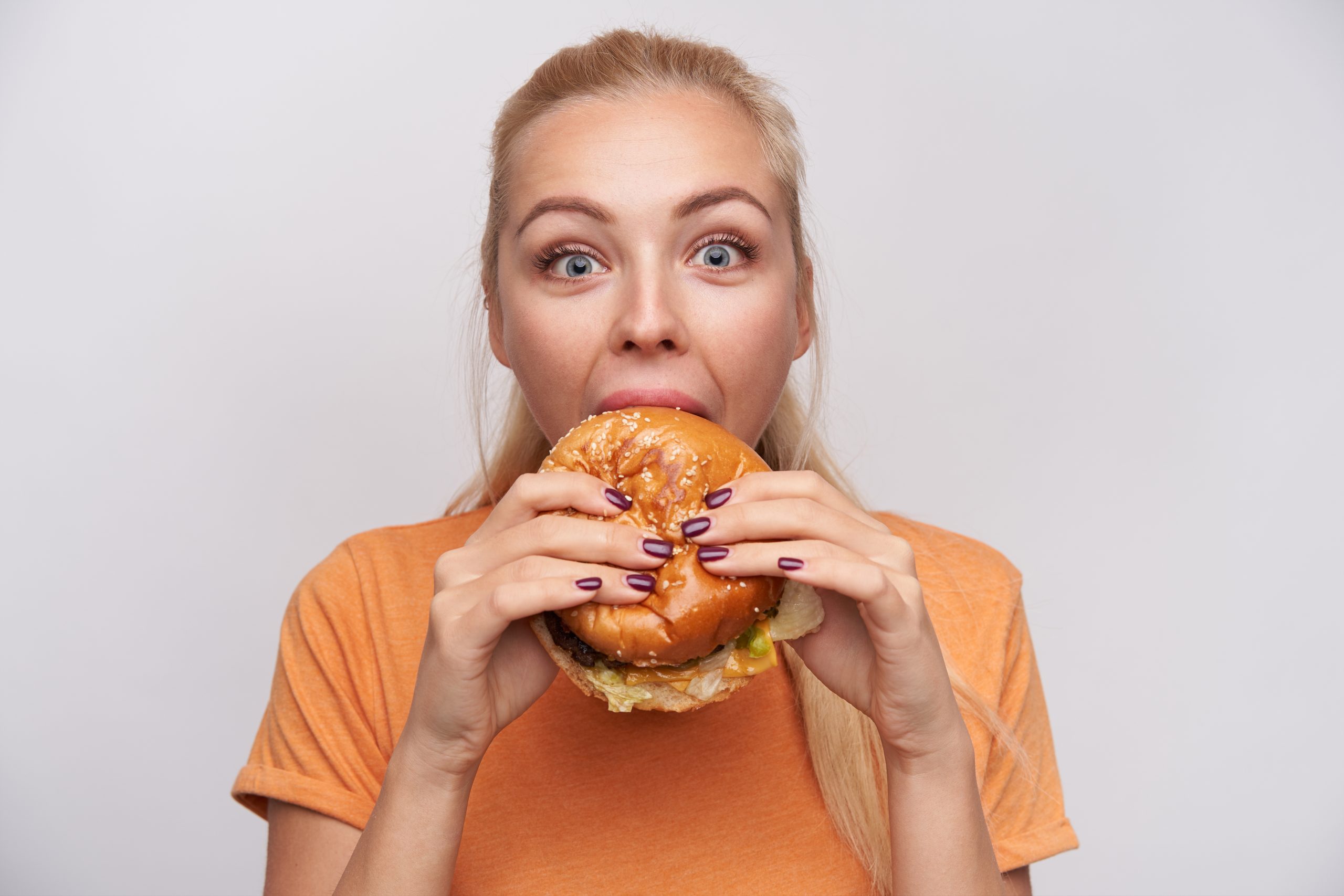Por que a ansiedade tira apetite de algumas pessoas e aumenta o de outras?